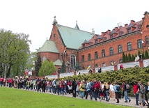 Piesi pielgrzymi bielsko-żywieccy u bram łagiewnickiego sanktuarium