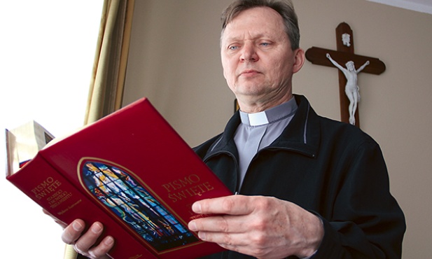   Ks. dr Andrzej Oczachowski jest proboszczem w parafii w Łagowie, a także biblistą i wykładowcą Nowego Testamentu w Wyższym Seminarium Duchownym w Paradyżu oraz na Wydziale Teologicznym w Zielonej Górze
