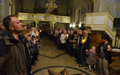 Całe rodziny spotkały się na przedkanonizacyjnym czuwaniu w płońskiej parafii św. Michała Archanioła