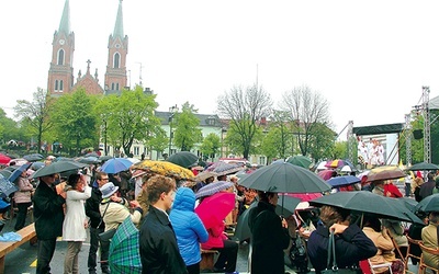 Kutno. Mieszkańcy miasta oglądali uroczystości z Watykanu na telebimie ustawionym na placu Wolności. Wcześniej uczestniczyli we Mszy św. polowej