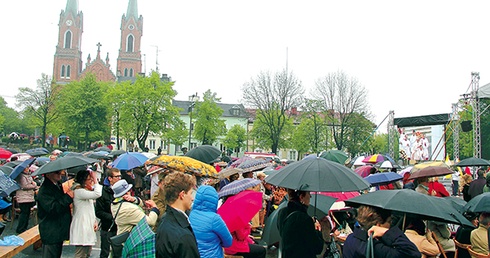 Kutno. Mieszkańcy miasta oglądali uroczystości z Watykanu na telebimie ustawionym na placu Wolności. Wcześniej uczestniczyli we Mszy św. polowej