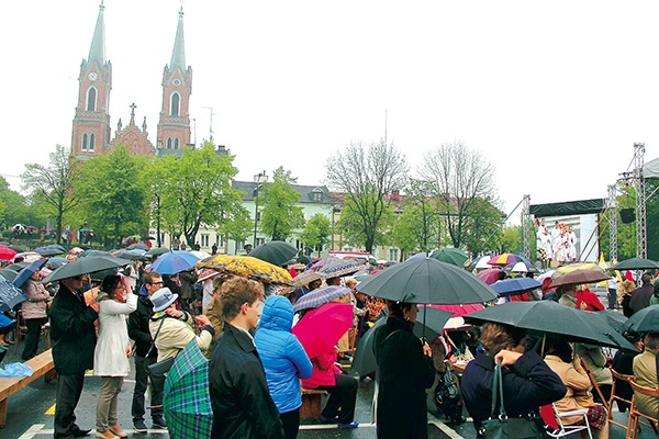 Kutno. Mieszkańcy miasta oglądali uroczystości z Watykanu na telebimie ustawionym na placu Wolności. Wcześniej uczestniczyli we Mszy św. polowej