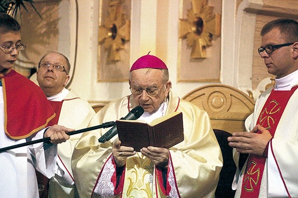 W Rawie Mazowieckiej uroczystościom związanym z kanonizacją przewodniczył bp Alojzy Orszulik. Poza uroczystą Eucharystią odprawioną w parafii Niepokalanego Poczęcia NMP, w której uczestniczyły wszystkie rawskie parafie, odsłonięto także tablicę pamiątkową, obejrzano program przygotowany przez rawskie szkoły i wysłuchano świadectw