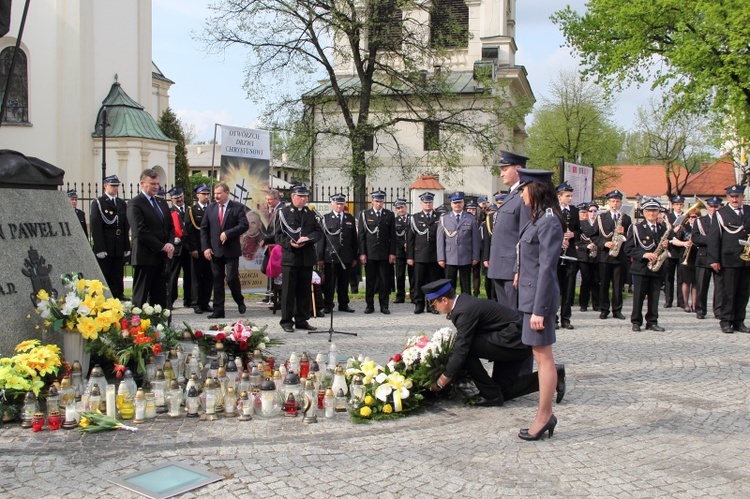 Przemarsz strażaków na cześć papieży