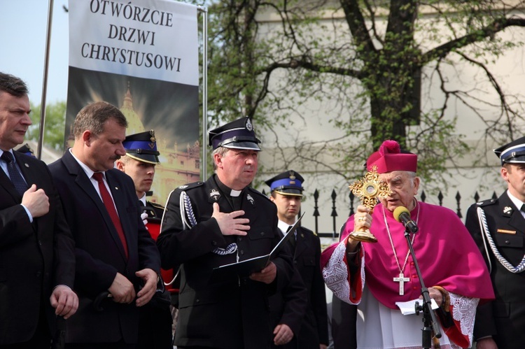 Przemarsz strażaków na cześć papieży