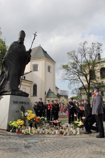 Przemarsz strażaków na cześć papieży