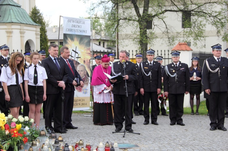 Przemarsz strażaków na cześć papieży