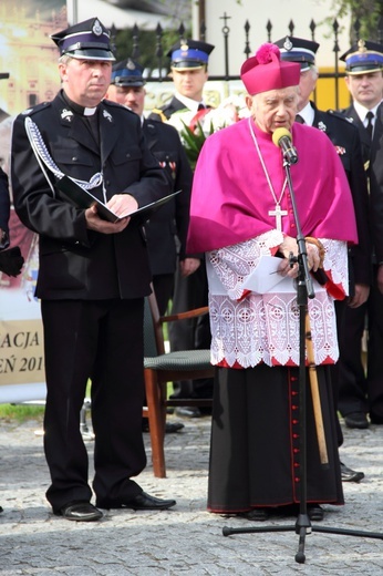 Przemarsz strażaków na cześć papieży