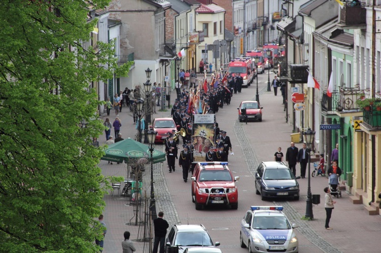 Przemarsz strażaków na cześć papieży