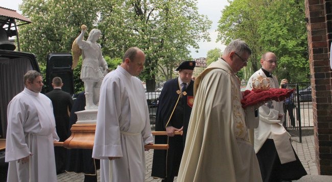 Archanioł Michał staje po naszej stronie