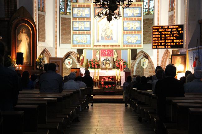 Dziękczynne czuwanie młodzieży w Słupsku