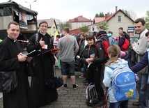 Klerycy krakowskiego seminarium pomagają od rana patnikom