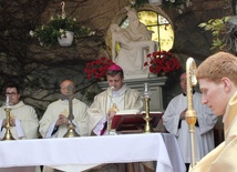 Biskup Roman przewodniczy Mszy św. w Hałcnowie