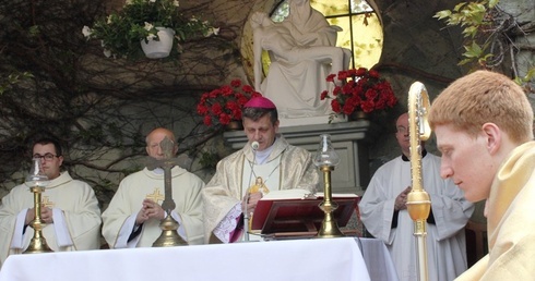 Biskup Roman przewodniczy Mszy św. w Hałcnowie