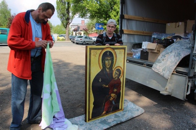 Pielgrzymi w drodze z Hałcnowa do Łagiewnik