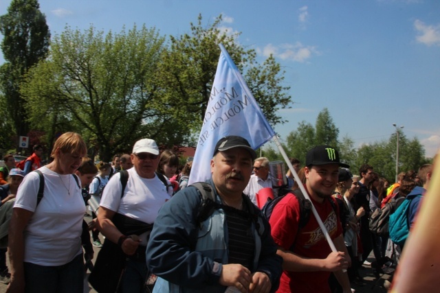 Pielgrzymi w drodze z Hałcnowa do Łagiewnik