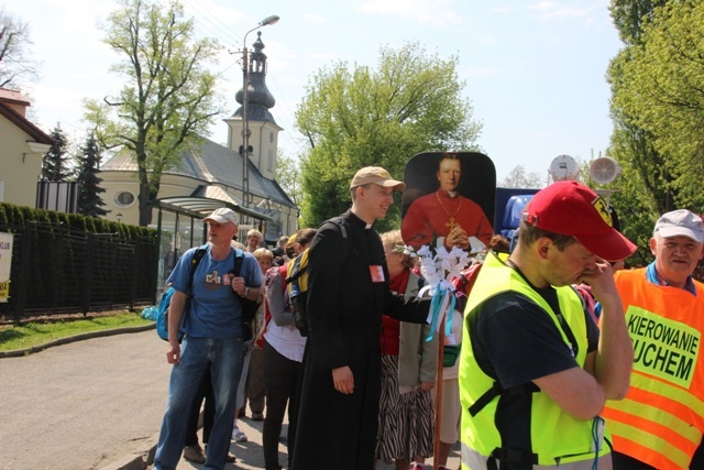 Pielgrzymi w drodze z Hałcnowa do Łagiewnik