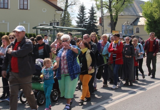 Pielgrzymi w drodze z Hałcnowa do Łagiewnik