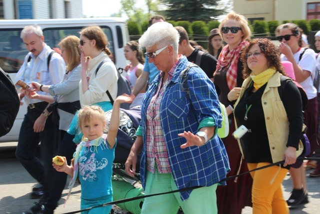 Pielgrzymi w drodze z Hałcnowa do Łagiewnik