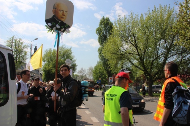 Pielgrzymi w drodze z Hałcnowa do Łagiewnik