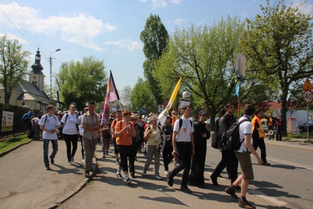 Pielgrzymi w drodze z Hałcnowa do Łagiewnik