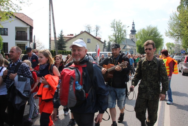 Pielgrzymi w drodze z Hałcnowa do Łagiewnik