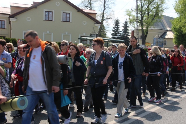 Pielgrzymi w drodze z Hałcnowa do Łagiewnik