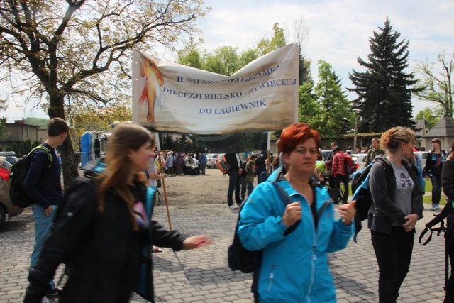Pielgrzymi w drodze z Hałcnowa do Łagiewnik