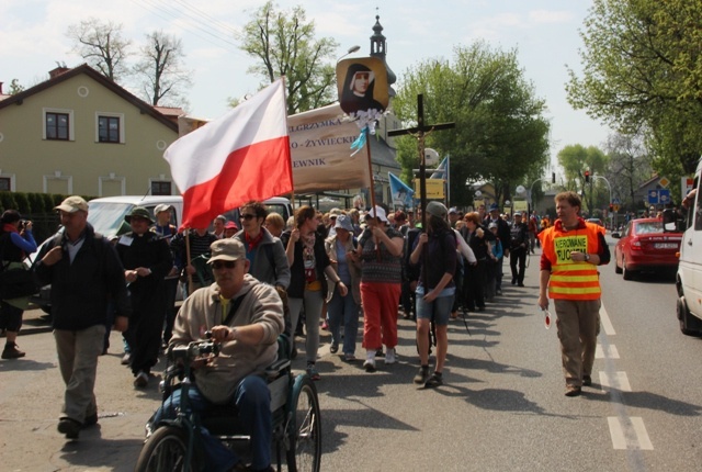 Pielgrzymi w drodze z Hałcnowa do Łagiewnik