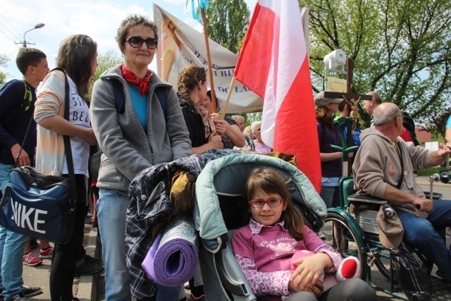 Pielgrzymi w drodze z Hałcnowa do Łagiewnik