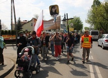 Pielgrzymi w drodze z Hałcnowa do Łagiewnik