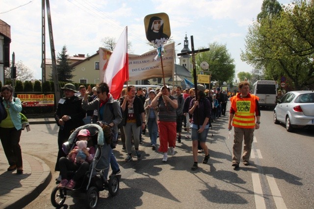 Pielgrzymi w drodze z Hałcnowa do Łagiewnik