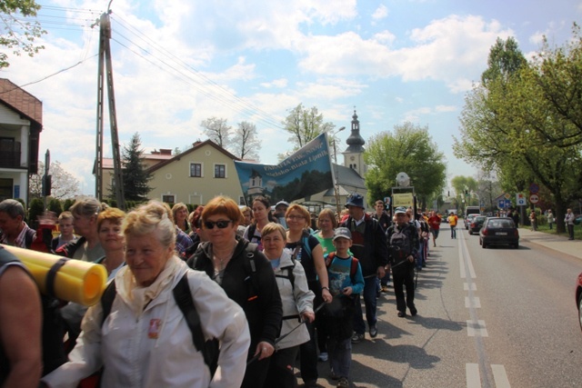 Pielgrzymi w drodze z Hałcnowa do Łagiewnik