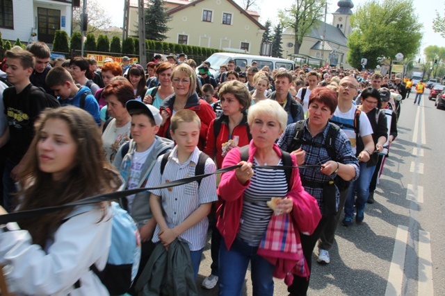 Pielgrzymi w drodze z Hałcnowa do Łagiewnik