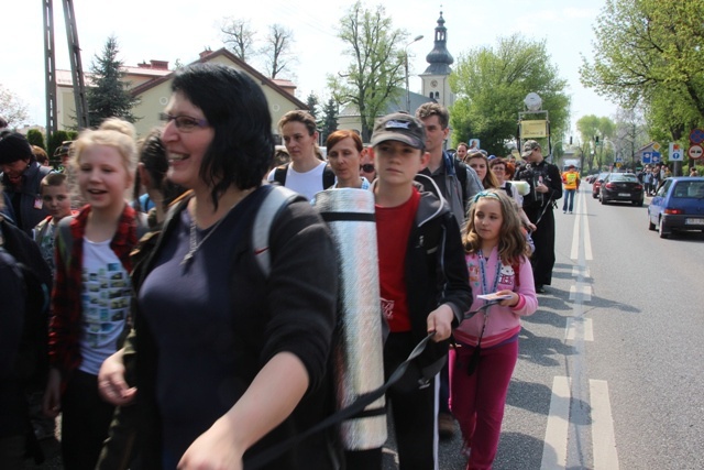 Pielgrzymi w drodze z Hałcnowa do Łagiewnik