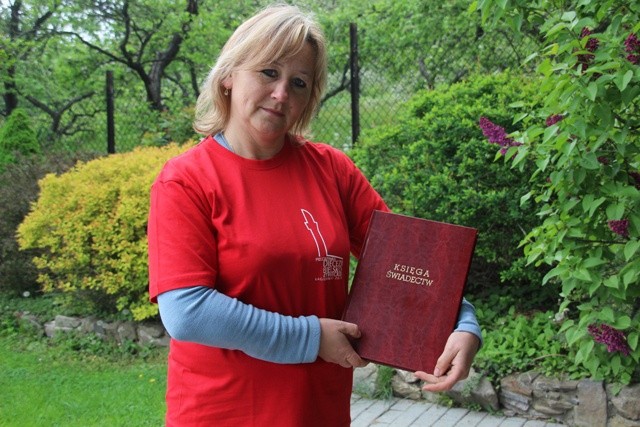 Irena Papla z przygotowaną do drogi Księgą Świadectw