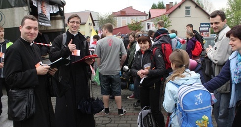 Pierwszy krok pielgrzyma: bagaż na ciężarówkę!