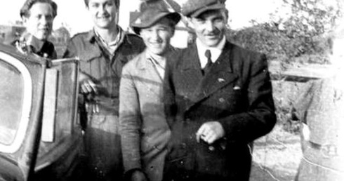 "Bartek" - pierwszy z prawej, na archiwalnym zdjęciu już po ujawnienieniu w 1947 r.