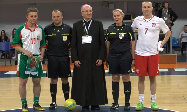 Ksiądz Emil Kancir jako kapitan drużyny księży, podarował kapitanowi drużyny gwiazd proporzec. 