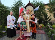 Bp Józef Zawitkowski i ks. Adam Domański oraz dzieci w strojach łowickich przy kapliczce Matki Bożej Księżnej Łowickiej