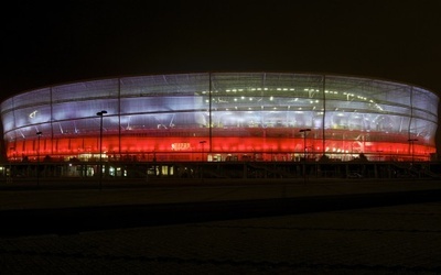 Stadion na biało i czerwono