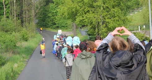 Miedzy Bukowem a Mogilanami - przed nimi ciemne chmury, oni idą ze słońcem!