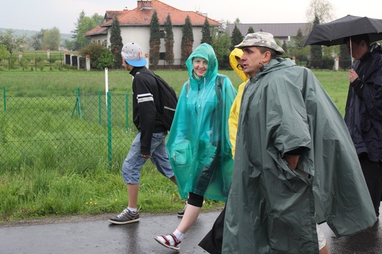 W deszczu z Radziszowa w stronę Mogilan