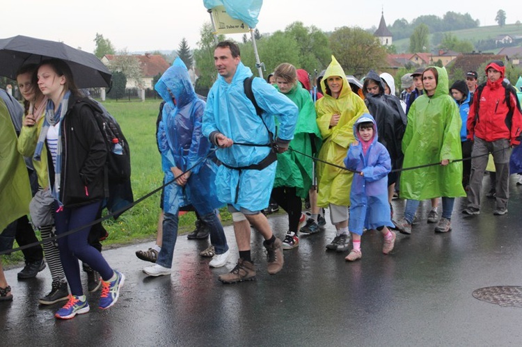 W deszczu z Radziszowa w stronę Mogilan