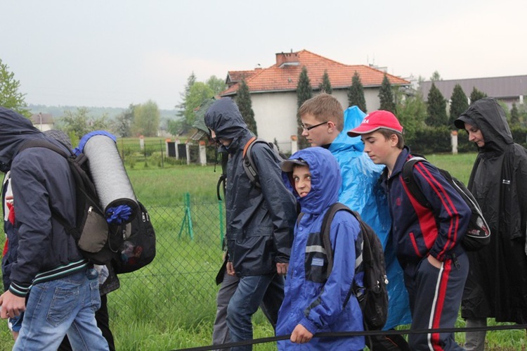 W deszczu z Radziszowa w stronę Mogilan