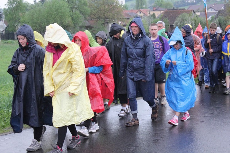 W deszczu z Radziszowa w stronę Mogilan