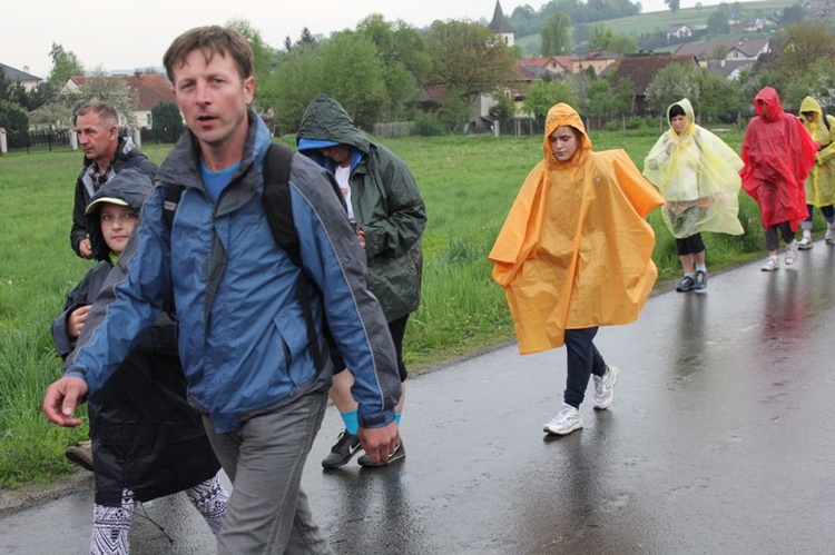 W deszczu z Radziszowa w stronę Mogilan