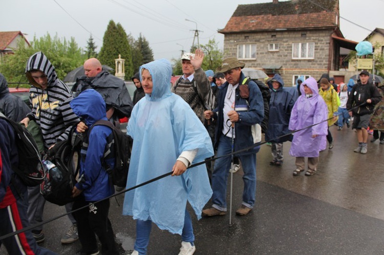 W deszczu z Radziszowa w stronę Mogilan