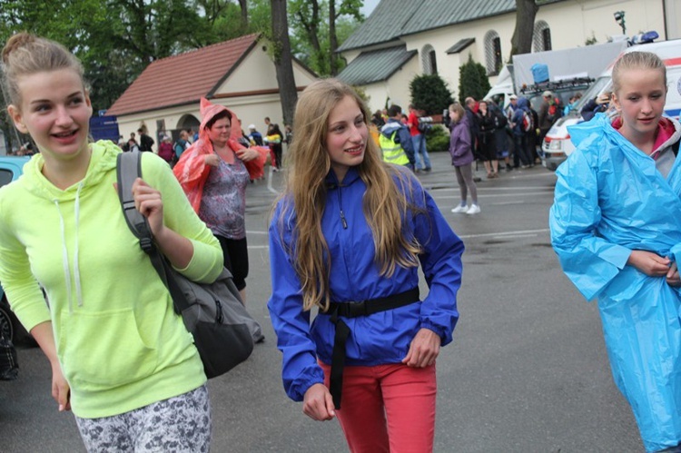 W deszczu z Radziszowa w stronę Mogilan