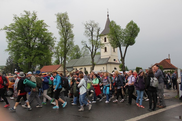 W deszczu z Radziszowa w stronę Mogilan